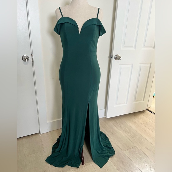 Avery Dresses & Skirts - Avery Off the Shoulder Green Gown Woman’s Size 10